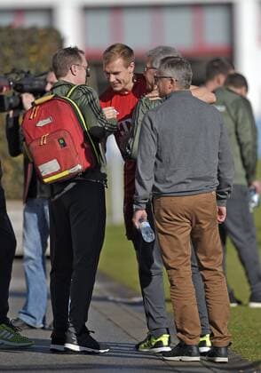 11.11.2015, Fussball Deutsche Nationalmannschaft, Zusammenkunft der Mannschaft vor dem Länderspiel gegen Frankreich, Training der deutschen Mannschaft in München beim FC Bayern an der Säbener Strasse. Nebenan trainiert der FC Bayern, Holger Badstuber (mitte, FC Bayern München) begrüßt die DFB-Mitarbeiter. 
