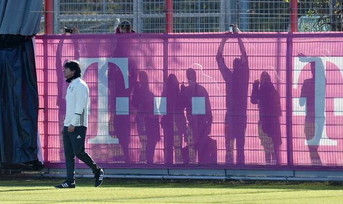 Fussball International 11.11.2015 Training der deutschen Nationalmannschaft in Muenchen beim FC Bayern an der Saebener Strasse: Trainer Joachim Loew (li) und Zaungaeste beim Training 