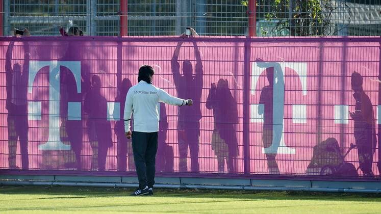 Fussball International 11.11.2015 Training der deutschen Nationalmannschaft in Muenchen beim FC Bayern an der Saebener Strasse: Trainer Joachim Loew (Mitte) im Gespraech mit Zaungaesten beim Training 
