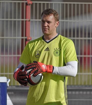 11.11.2015, Fussball Deutsche Nationalmannschaft, Zusammenkunft der Mannschaft vor dem Länderspiel gegen Frankreich, Training der deutschen Mannschaft in München beim FC Bayern an der Säbener Strasse. Torwart Manuel Neuer (Deutschland) mit dem Ball. 