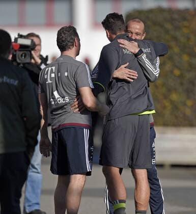 11.11.2015, Fussball Deutsche Nationalmannschaft, Zusammenkunft der Mannschaft vor dem Länderspiel gegen Frankreich, Training der deutschen Mannschaft in München beim FC Bayern an der Säbener Strasse. Mario Gomez (2.v.re, Deutschland) umarmt Rehatrainer Thomas Wilhelmi (FC Bayern München). 