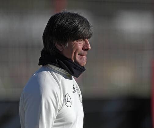 11.11.2015, Fussball Deutsche Nationalmannschaft, Zusammenkunft der Mannschaft vor dem Länderspiel gegen Frankreich, Training der deutschen Mannschaft in München beim FC Bayern an der Säbener Strasse. Trainer Joachim Löw (Deutschland) nachdenklich. 