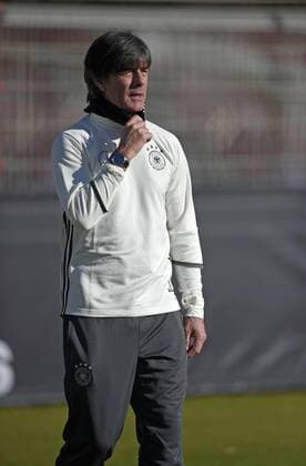 11.11.2015, Fussball Deutsche Nationalmannschaft, Zusammenkunft der Mannschaft vor dem Länderspiel gegen Frankreich, Training der deutschen Mannschaft in München beim FC Bayern an der Säbener Strasse. Trainer Joachim Löw (Deutschland) nachdenklich. 