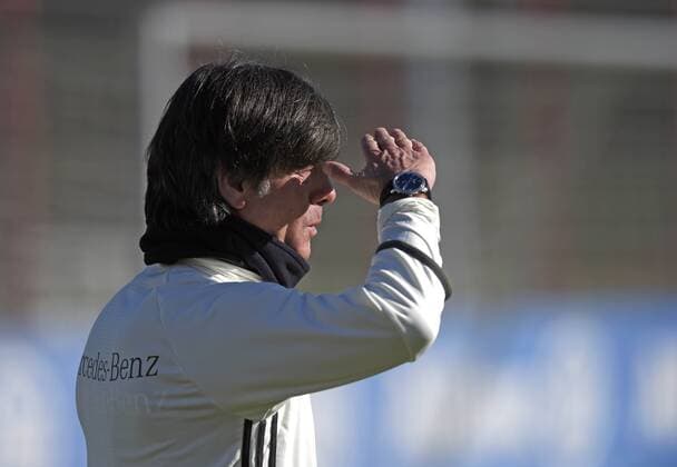 11.11.2015, Fussball Deutsche Nationalmannschaft, Zusammenkunft der Mannschaft vor dem Länderspiel gegen Frankreich, Training der deutschen Mannschaft in München beim FC Bayern an der Säbener Strasse. Trainer Joachim Löw (Deutschland) schaut nachdenklich in die Sonne. 