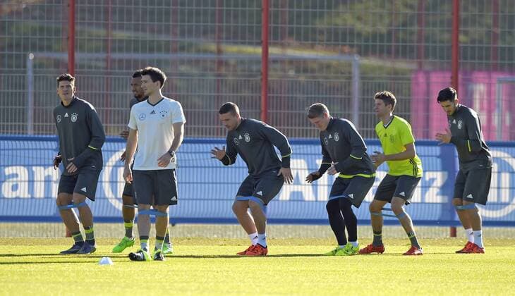 11.11.2015, Fussball Deutsche Nationalmannschaft, Zusammenkunft der Mannschaft vor dem Länderspiel gegen Frankreich, Training der deutschen Mannschaft in München beim FC Bayern an der Säbener Strasse. Gummibandtraining, v.li: Mario Gomez (Deutschland), Lukas Podolski (Deutschland), Bastian Schweinsteiger (Deutschland), Thomas Müller (Deutschland), Ilkay Gündogan (Deutschland). 