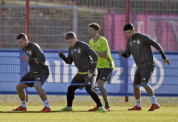 11.11.2015, Fussball Deutsche Nationalmannschaft, Zusammenkunft der Mannschaft vor dem Länderspiel gegen Frankreich, Training der deutschen Mannschaft in München beim FC Bayern an der Säbener Strasse. Gummibandtraining, v.li: Lukas Podolski (Deutschland), Bastian Schweinsteiger (Deutschland), Thomas Müller (Deutschland), Ilkay Gündogan (Deutschland). 