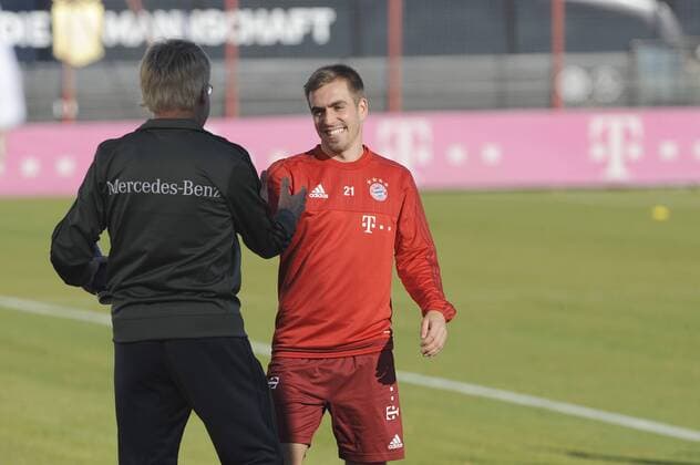 Philipp LAHM (Bayern Muenchen) begruesst DFB Chefscout Urs Siegenthaler. Fussball -Training Deutsche Nationalmannschaft, an der Saebenerstrasse beim FC Bayern Muenchen am 11.11.2015.