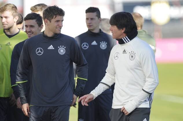 v.re:Bundestrainer Joachim Jogi LOEW,LÖW (GER),Thomas MUELLER (MÜLLER) (GER) Fussball -Training Deutsche Nationalmannschaft, an der Saebenerstrasse beim FC Bayern Muenchen am 11.11.2015.