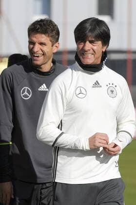 v.re:Bundestrainer Joachim Jogi LOEW,LÖW (GER),Thomas MUELLER (MÜLLER) (GER),lacht,lachen,lachend, optimistisch,gutgelaunt, Fussball -Training Deutsche Nationalmannschaft, an der Saebenerstrasse beim FC Bayern Muenchen am 11.11.2015.