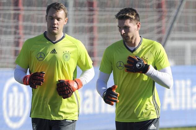 v.li:Manuel NEUER (Torwart GER),Torwart Ron Robert ZIELER (GER),Aktion. Fussball -Training Deutsche Nationalmannschaft, an der Saebenerstrasse beim FC Bayern Muenchen am 11.11.2015.