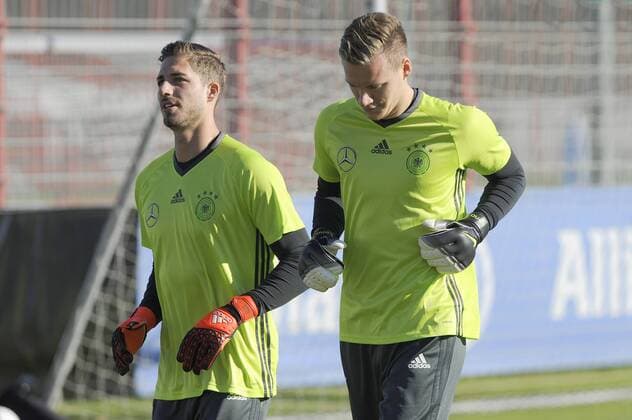 v.li:Kevin TRAPP (Torwart GER),Torwart Bernd LENO (GER),Aktion. Fussball -Training Deutsche Nationalmannschaft, an der Saebenerstrasse beim FC Bayern Muenchen am 11.11.2015.