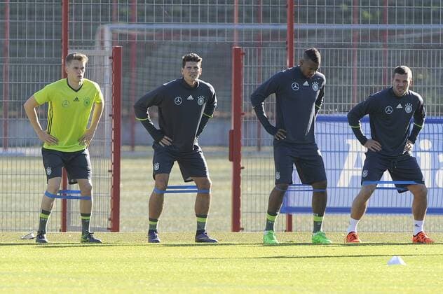 v.re:Lukas PODOLSKI (GER),Jerome BOATENG (GER),Mario GOMEZ,Aktion. Fussball -Training Deutsche Nationalmannschaft, an der Saebenerstrasse beim FC Bayern Muenchen am 11.11.2015.