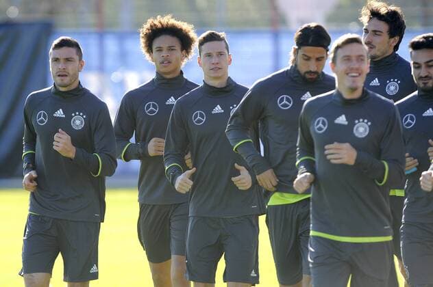 v.li:Jonas HECTOR (GER),Leroy SANE,Julian DRAXLER,Sami KHEDIRA (GER),Max KRUSE (GER),Mats HUMMELS,Ilkay GUENDOGAN (GER),Aktion,Lauftraining. Fussball -Training Deutsche Nationalmannschaft, an der Saebenerstrasse beim FC Bayern Muenchen am 11.11.2015.