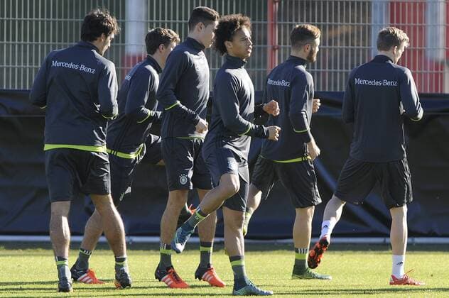 Leroy SANE (Mitte),Julian DRAXLER (3.v.li),Aktion. Fussball -Training Deutsche Nationalmannschaft, an der Saebenerstrasse beim FC Bayern Muenchen am 11.11.2015.