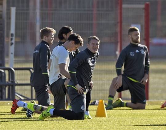 11.11.2015, Fussball Deutsche Nationalmannschaft, Zusammenkunft der Mannschaft vor dem Länderspiel gegen Frankreich, Training der deutschen Mannschaft in München beim FC Bayern an der Säbener Strasse. Bastian Schweinsteiger (Deutschland) dehnt sich. 