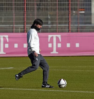 11.11.2015, Fussball Deutsche Nationalmannschaft, Zusammenkunft der Mannschaft vor dem Länderspiel gegen Frankreich, Training der deutschen Mannschaft in München beim FC Bayern an der Säbener Strasse. Trainer Joachim Löw (Deutschland) schlägt den Ball weg. 
