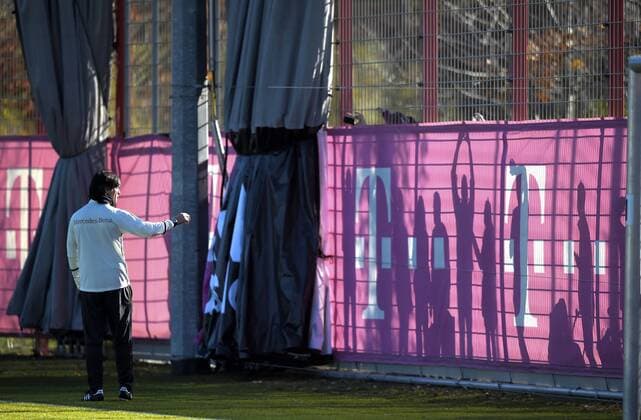 11.11.2015, Fussball Deutsche Nationalmannschaft, Zusammenkunft der Mannschaft vor dem Länderspiel gegen Frankreich, Training der deutschen Mannschaft in München beim FC Bayern an der Säbener Strasse. Trainer Joachim Löw (Deutschland) geht zum Zaun, hinter dem junge Fans das Training beobachten möchten und spricht kurz mit ihnen. 