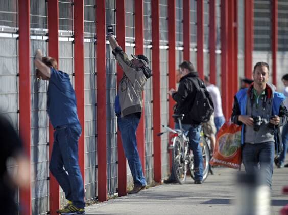 11.11.2015, Fussball Deutsche Nationalmannschaft, Zusammenkunft der Mannschaft vor dem Länderspiel gegen Frankreich, Training der deutschen Mannschaft in München beim FC Bayern an der Säbener Strasse. Am Zaun stehen Fans draussen und wollen unbedingt einen Blick auf das Geheimtraining erhaschen. 