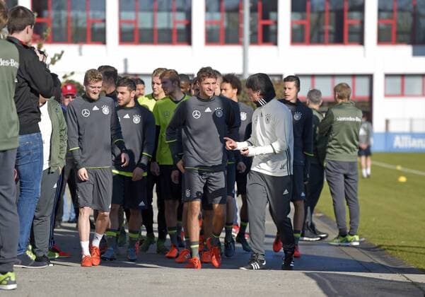 11.11.2015, Fussball Deutsche Nationalmannschaft, Zusammenkunft der Mannschaft vor dem Länderspiel gegen Frankreich, Training der deutschen Mannschaft in München beim FC Bayern an der Säbener Strasse. Die Mannschaft unter Trainer Joachim Löw (re, Deutschland) kommt aufs Bayern-Trainingsgelände. mitte: Thomas Müller (Deutschland). 