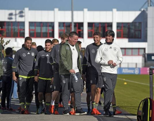 11.11.2015, Fussball Deutsche Nationalmannschaft, Zusammenkunft der Mannschaft vor dem Länderspiel gegen Frankreich, Training der deutschen Mannschaft in München beim FC Bayern an der Säbener Strasse. Die Mannschaft unter Trainer Joachim Löw (re, Deutschland) kommt aufs Bayern-Trainingsgelände. 2.v.re: Thomas Müller (Deutschland). 