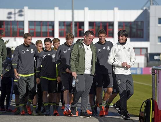 11.11.2015, Fussball Deutsche Nationalmannschaft, Zusammenkunft der Mannschaft vor dem Länderspiel gegen Frankreich, Training der deutschen Mannschaft in München beim FC Bayern an der Säbener Strasse. Die Mannschaft unter Trainer Joachim Löw (re, Deutschland) kommt aufs Bayern-Trainingsgelände. 2.v.re: Thomas Müller (Deutschland). 