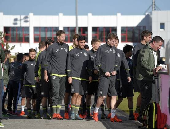 11.11.2015, Fussball Deutsche Nationalmannschaft, Zusammenkunft der Mannschaft vor dem Länderspiel gegen Frankreich, Training der deutschen Mannschaft in München beim FC Bayern an der Säbener Strasse. Die Mannschaft kommt aufs Bayern-Trainingsgelände. 