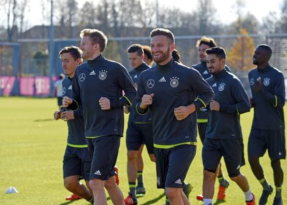 11.11.2015, Fussball Deutsche Nationalmannschaft, Zusammenkunft der Mannschaft vor dem Länderspiel gegen Frankreich, Training der deutschen Mannschaft in München beim FC Bayern an der Säbener Strasse. v.li: Andre Schürrle (Deutschland), Shkodran Mustafi (Deutschland) und Ilkay Gündogan (Deutschland) beim Lauftraining. 