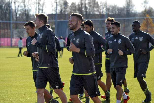 11.11.2015, Fussball Deutsche Nationalmannschaft, Zusammenkunft der Mannschaft vor dem Länderspiel gegen Frankreich, Training der deutschen Mannschaft in München beim FC Bayern an der Säbener Strasse. v.li: Andre Schürrle (Deutschland), Shkodran Mustafi (Deutschland) und Ilkay Gündogan (Deutschland) beim Lauftraining. 