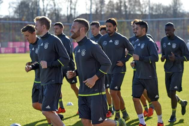 11.11.2015, Fussball Deutsche Nationalmannschaft, Zusammenkunft der Mannschaft vor dem Länderspiel gegen Frankreich, Training der deutschen Mannschaft in München beim FC Bayern an der Säbener Strasse. v.li: Andre Schürrle (Deutschland), Shkodran Mustafi (Deutschland) und Ilkay Gündogan (Deutschland) beim Lauftraining. 