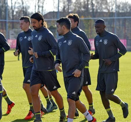 11.11.2015, Fussball Deutsche Nationalmannschaft, Zusammenkunft der Mannschaft vor dem Länderspiel gegen Frankreich, Training der deutschen Mannschaft in München beim FC Bayern an der Säbener Strasse. v.li: Julian Draxler, Sami Khedira und Ilkay Gündogan (Deutschland) beim Lauftraining. 
