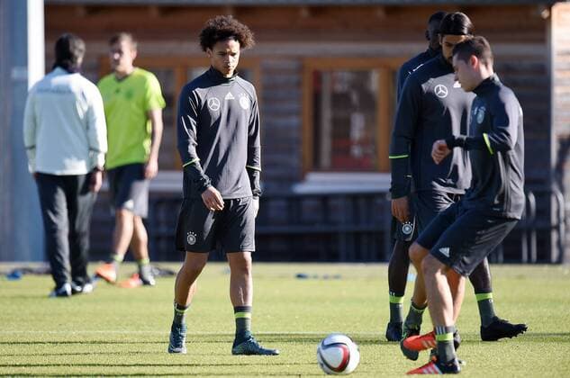 Fussball International 11.11.2015 Training der deutschen Nationalmannschaft in Muenchen beim FC Bayern an der Saebener Strasse: Leroy Sane (li) und Julian Draxler 
