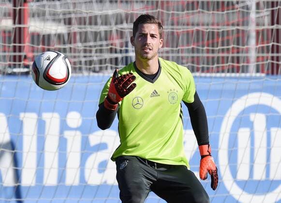 Fussball International 11.11.2015 Training der deutschen Nationalmannschaft in Muenchen beim FC Bayern an der Saebener Strasse: Torwart Kevin Trapp mit Ball 