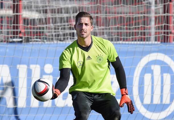 Fussball International 11.11.2015 Training der deutschen Nationalmannschaft in Muenchen beim FC Bayern an der Saebener Strasse: Torwart Kevin Trapp mit Ball 
