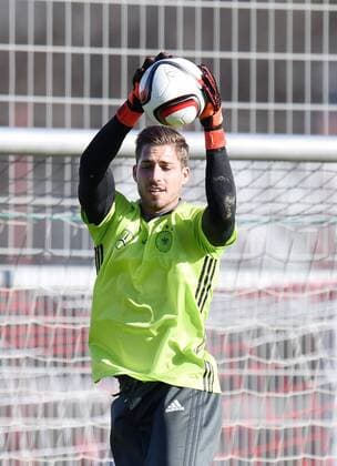 Fussball International 11.11.2015 Training der deutschen Nationalmannschaft in Muenchen beim FC Bayern an der Saebener Strasse: Torwart Kevin Trapp mit Ball 