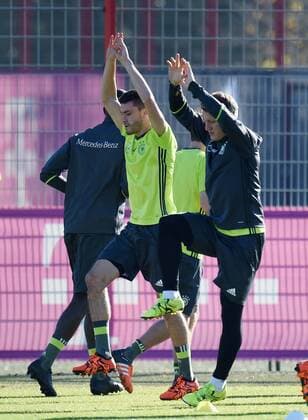 Fussball International 11.11.2015 Training der deutschen Nationalmannschaft in Muenchen beim FC Bayern an der Saebener Strasse: Jonas Hector (li) und Bastian Schweinsteiger beim Aufwaermen 