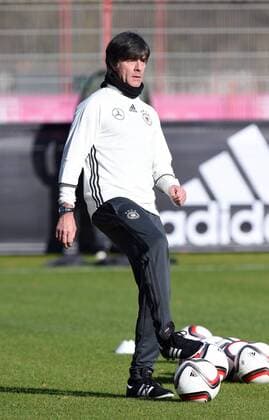 Fussball International 11.11.2015 Training der deutschen Nationalmannschaft in Muenchen beim FC Bayern an der Saebener Strasse: Trainer Joachim Loew mit Ball 