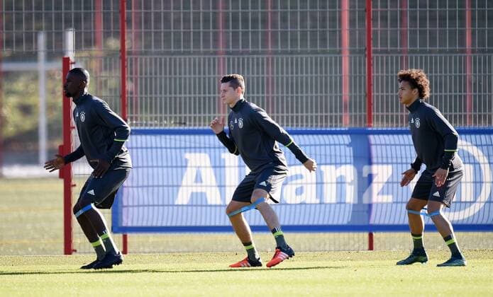 Fussball International 11.11.2015 Training der deutschen Nationalmannschaft in Muenchen beim FC Bayern an der Saebener Strasse: Antonio Ruediger, Julian Draxler und Leroy Sane (v.li.) beim Aufwaermen mit Gummibaendern 