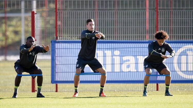 Fussball International 11.11.2015 Training der deutschen Nationalmannschaft in Muenchen beim FC Bayern an der Saebener Strasse: Antonio Ruediger, Julian Draxler und Leroy Sane (v.li.) beim Aufwaermen mit Gummibaendern 