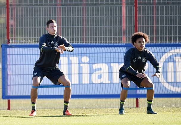Fussball International 11.11.2015 Training der deutschen Nationalmannschaft in Muenchen beim FC Bayern an der Saebener Strasse: Julian Draxler und Leroy Sane (re) beim Aufwaermen mit Gummibaendern 