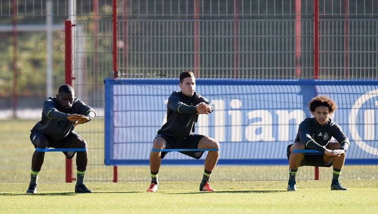 Fussball International 11.11.2015 Training der deutschen Nationalmannschaft in Muenchen beim FC Bayern an der Saebener Strasse: Antonio Ruediger, Julian Draxler und Leroy Sane (v.li.) beim Aufwaermen mit Gummibaendern 