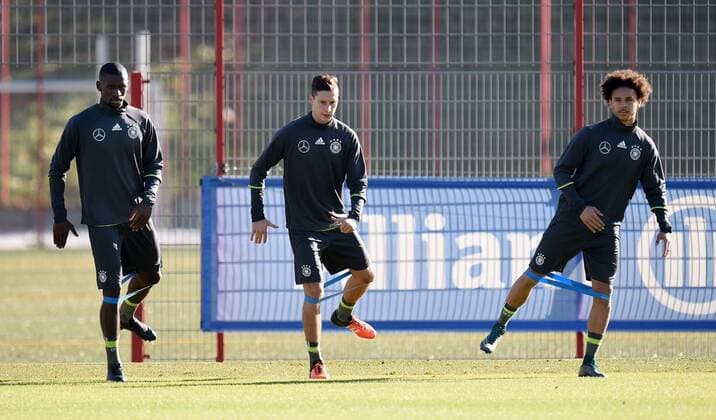 Fussball International 11.11.2015 Training der deutschen Nationalmannschaft in Muenchen beim FC Bayern an der Saebener Strasse: Antonio Ruediger, Julian Draxler und Leroy Sane (v.li.) beim Aufwaermen mit Gummibaendern 
