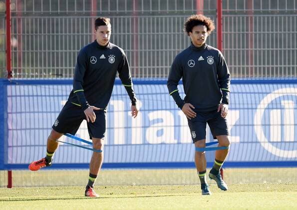 Fussball International 11.11.2015 Training der deutschen Nationalmannschaft in Muenchen beim FC Bayern an der Saebener Strasse: Julian Draxler und Leroy Sane (re) beim Aufwaermen mit Gummibaendern 
