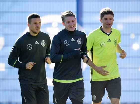 Fussball International 11.11.2015 Training der deutschen Nationalmannschaft in Muenchen beim FC Bayern an der Saebener Strasse: Lukas Podolski, Bastian Schweinsteiger und Thomas Mueller beim Aufwaermen 
