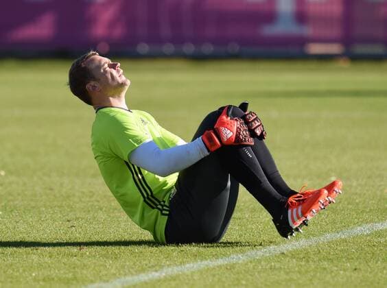 Fussball International 11.11.2015 Training der deutschen Nationalmannschaft in Muenchen beim FC Bayern an der Saebener Strasse: Torwart Manuel Neuer beim Aufwaermen 