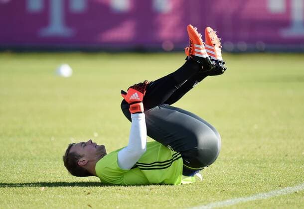Fussball International 11.11.2015 Training der deutschen Nationalmannschaft in Muenchen beim FC Bayern an der Saebener Strasse: Torwart Manuel Neuer beim Aufwaermen 