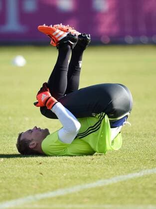 Fussball International 11.11.2015 Training der deutschen Nationalmannschaft in Muenchen beim FC Bayern an der Saebener Strasse: Torwart Manuel Neuer beim Aufwaermen 