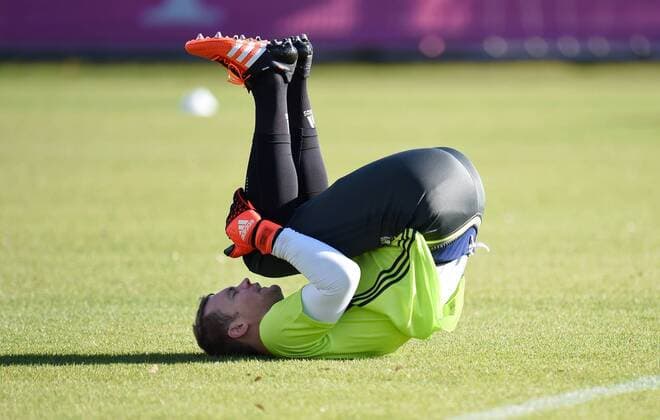 Fussball International 11.11.2015 Training der deutschen Nationalmannschaft in Muenchen beim FC Bayern an der Saebener Strasse: Torwart Manuel Neuer beim Aufwaermen 