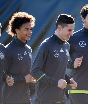 Fussball International 11.11.2015 Training der deutschen Nationalmannschaft in Muenchen beim FC Bayern an der Saebener Strasse: Leroy Sane (li) und Julian Draxler beim Aufwaermen 