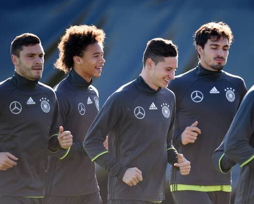 Fussball International 11.11.2015 Training der deutschen Nationalmannschaft in Muenchen beim FC Bayern an der Saebener Strasse: Kevin Volland, Leroy Sane, Julian Draxler und Mats Hummels (v.li.) beim Aufwaermen 
