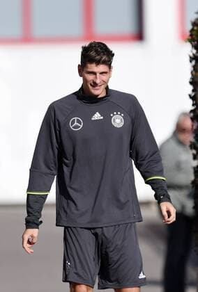 Fussball International 11.11.2015 Training der deutschen Nationalmannschaft in Muenchen beim FC Bayern an der Saebener Strasse: Mario Gomez auf dem Weg zum Training 